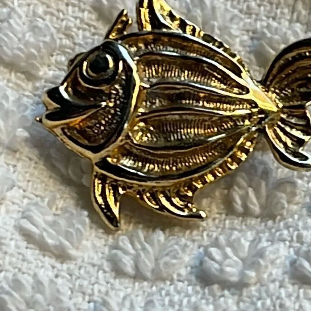 Vintage little fish brooch with Heart H hallmark